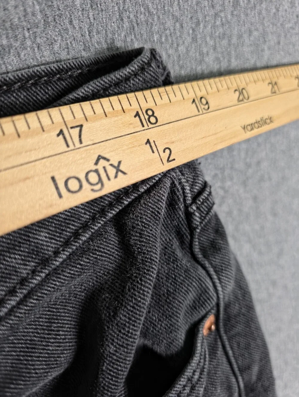 Men's Black Straight-Leg Jeans Levis 502 Straight.